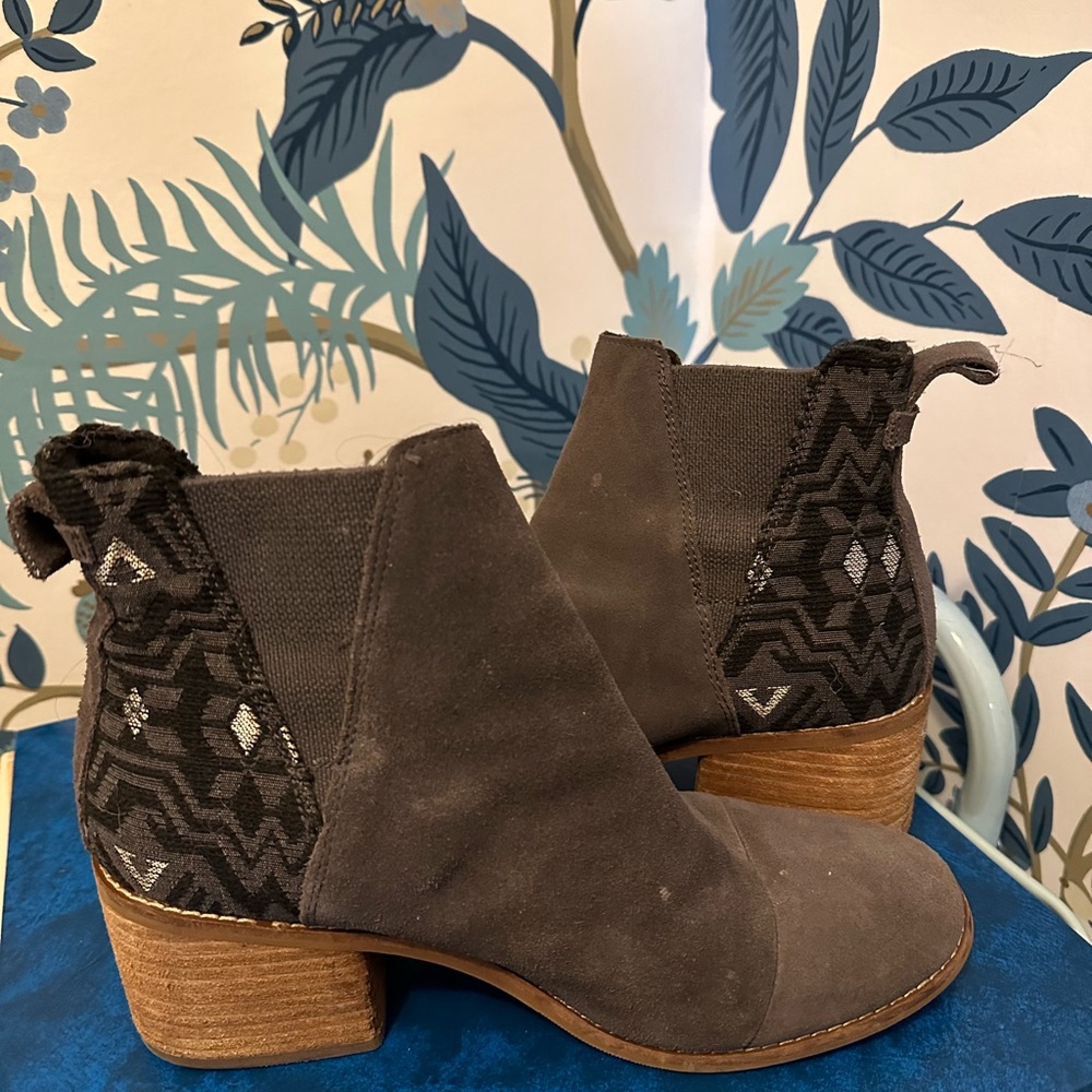 Very good condition Tom’s jacquard booties! So cute!